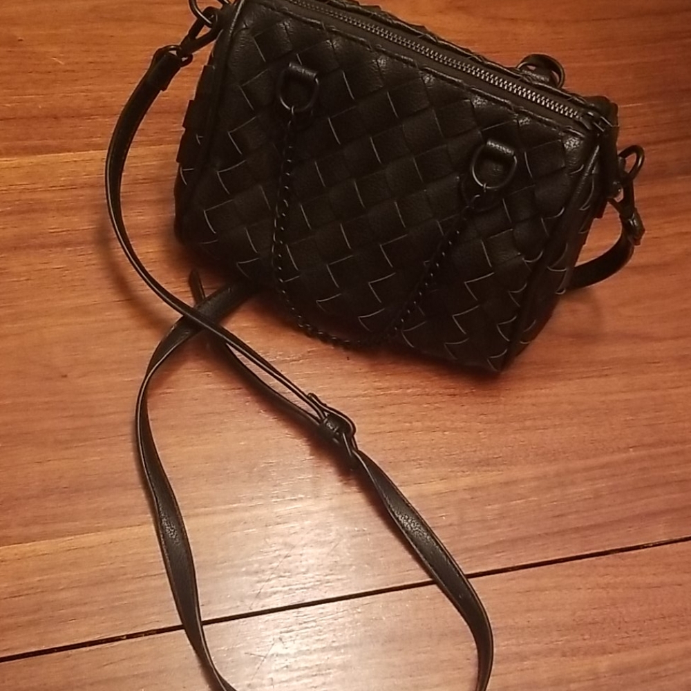 C brand woven vegan leather purse w blk metal